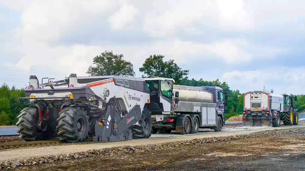 The WIRTGEN WRC 240i rock crusher enables the crushing, processing and homogenization of hard-core concrete fragments, cobblestones and stony ground with an output of up to 600 tons per hour. It can also be used to stabilize soils.